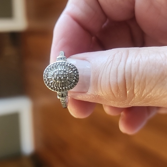 14kt white gold 1/2 carot total weight. Diamond cluster ring . - Picture 3 of 4